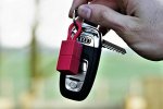 Urbanears The Tenacious Key Chain MFI Lightning Cable - сертифициран Lightning кабел, тип ключодържател за всички устройства с Lightning порт (червен) 3